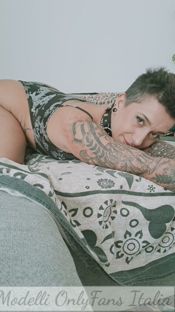 BubblyBuum @bubblybuum modella OnlyFans a letto con body nero