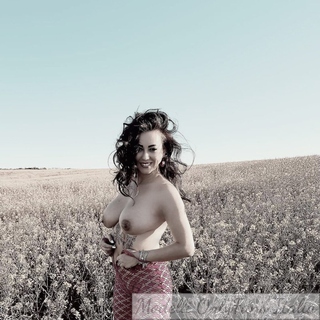 Larisa Drăgulescu @larisadragulescu foto modella OnlyFans che mostra le sue tette grosse