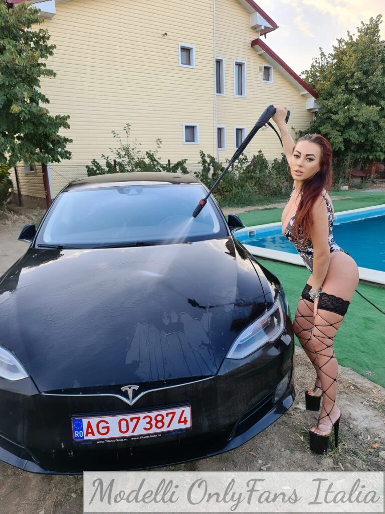Larisa Drăgulescu @larisadragulescu foto modella OnlyFans lavando l’auto con la lingerie addosso