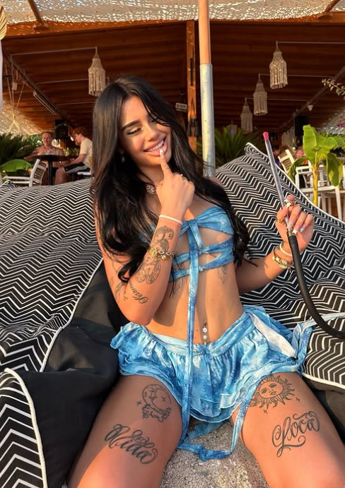 Vittoria Lazzari vestito con un sexy abito blu