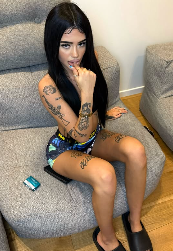 Vittoria Lazzari indossa un sexy abito blu.