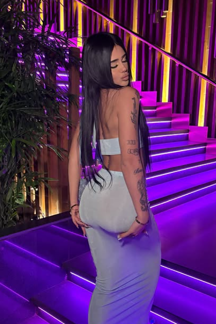 Vittoria Lazzari indossa un sexy top corto blu e una gonna blu abbinata