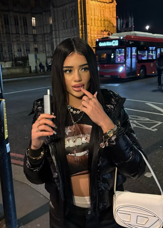 Vittoria Lazzari vestito con un sexy completo in pelle