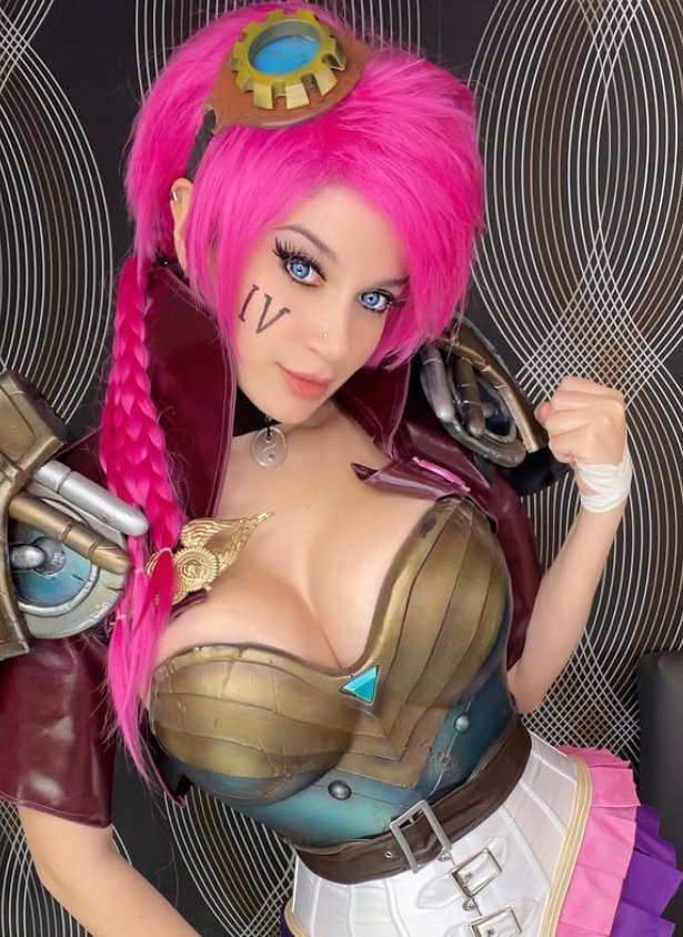 Meryl Sama vestita con un sexy costume da cosplay.