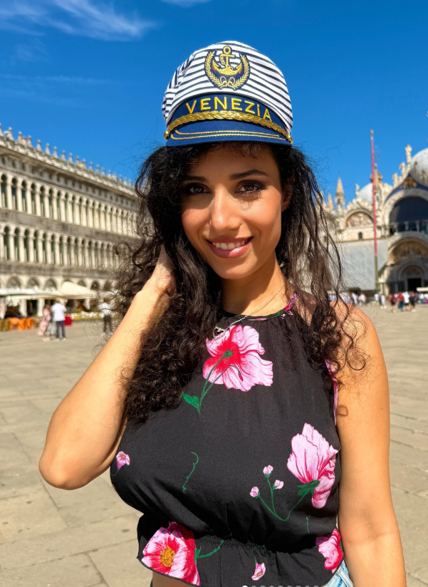 Sara Talpi si fa fotografare con un top nero sexy e un cappello.