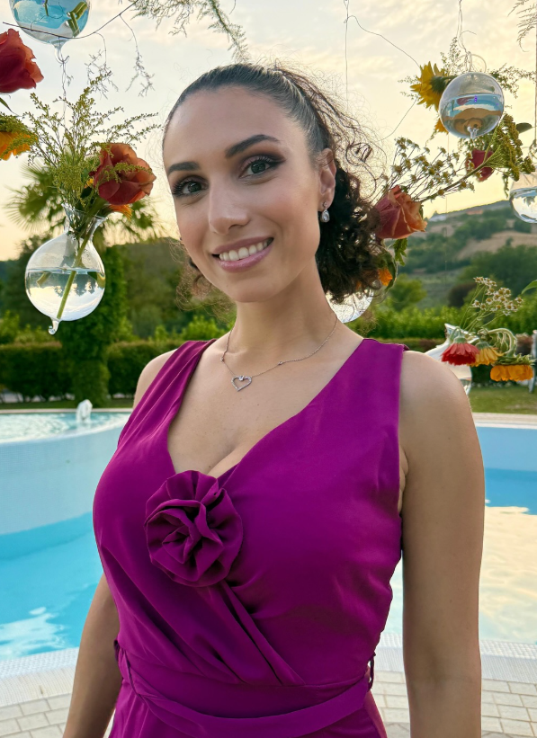 Sara Talpi indossa un sexy top viola.