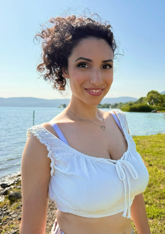 Sara Talpi indossa un sexy crop top bianco.