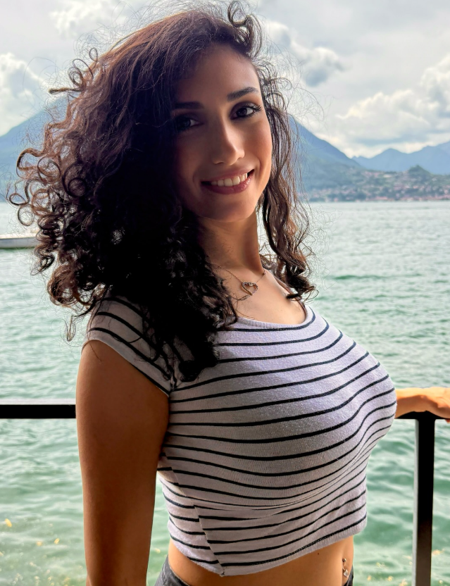 Sara Talpi indossa un sexy top corto bianco a righe