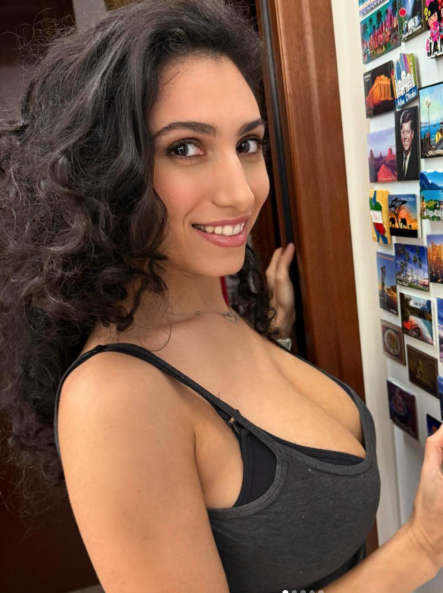 Sara Talpi indossa un sexy top nero.