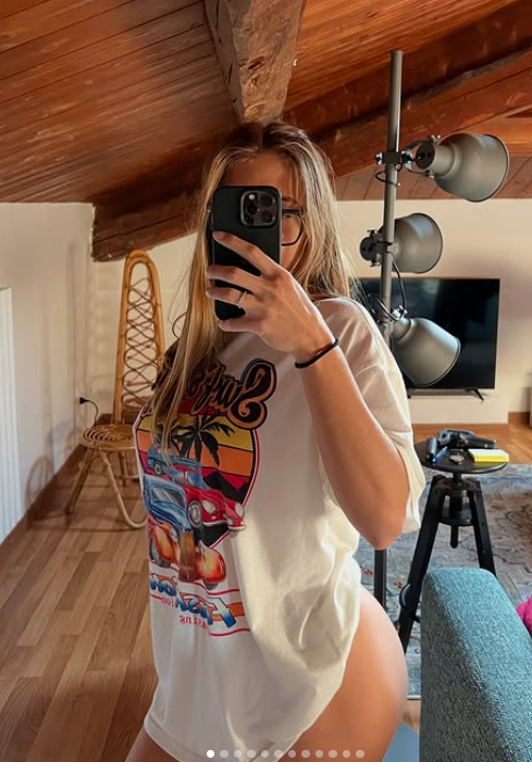 Arianna Orazi nella sua casa e vestita con un sexy top bianco