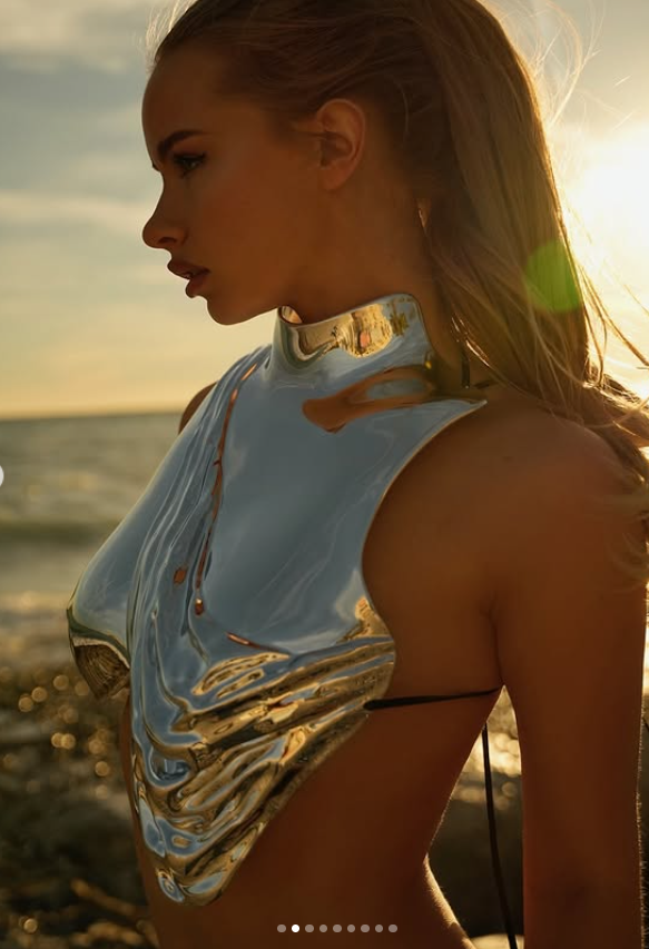 Arsentieva Ilona vestita con un sexy top corto argentato