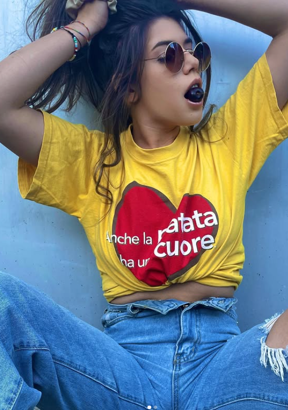 Elisabetta Zaffiro vestita con un sexy top corto giallo e jeans blu