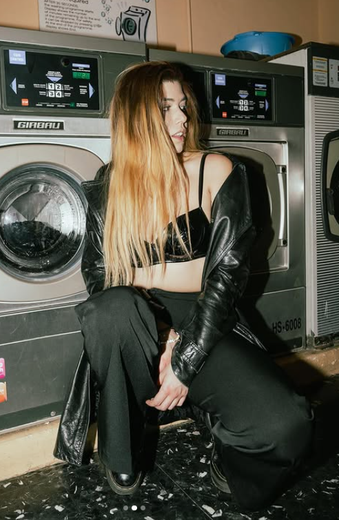 Elisabetta Zaffiro vestita con un sexy abito nero