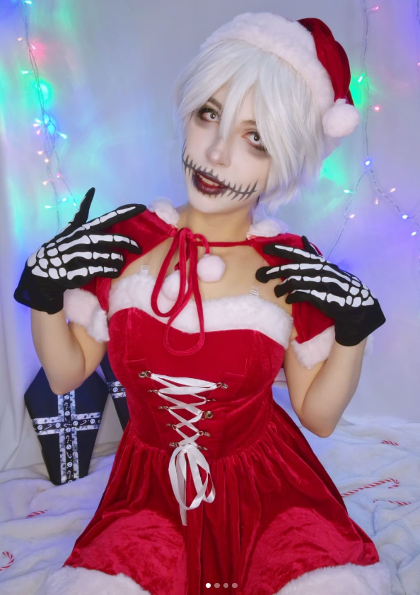 LolliGaia indossa un sexy abito natalizio rosso