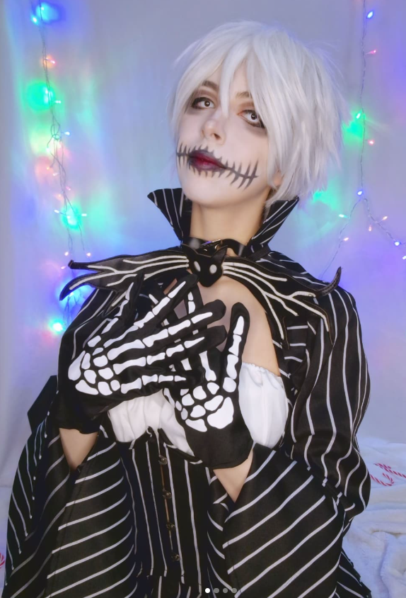 LolliGaia indossa un costume da scheletro cosplay.