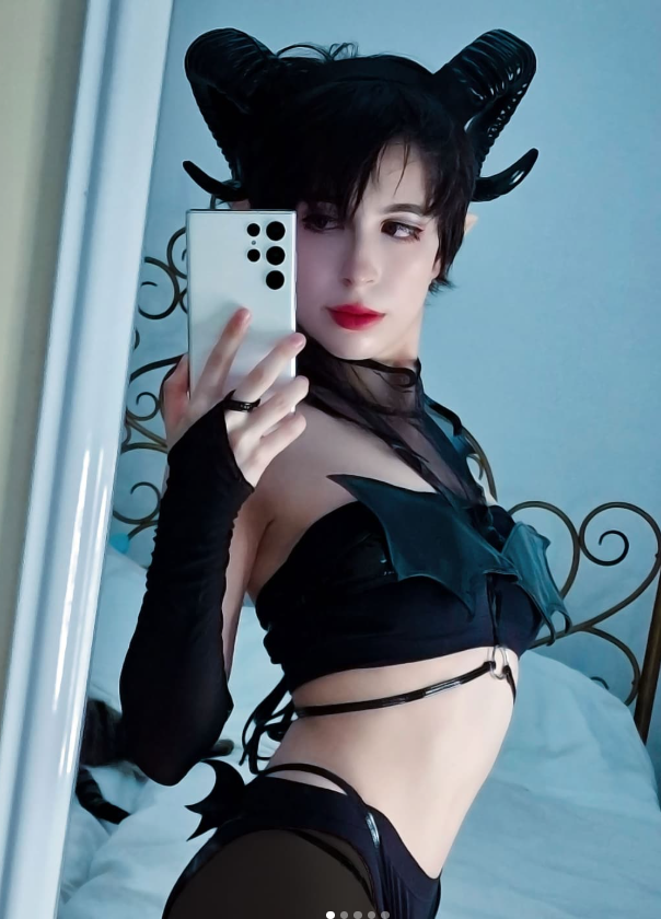 LolliGaia vestita con un top corto sexy e pantaloni neri