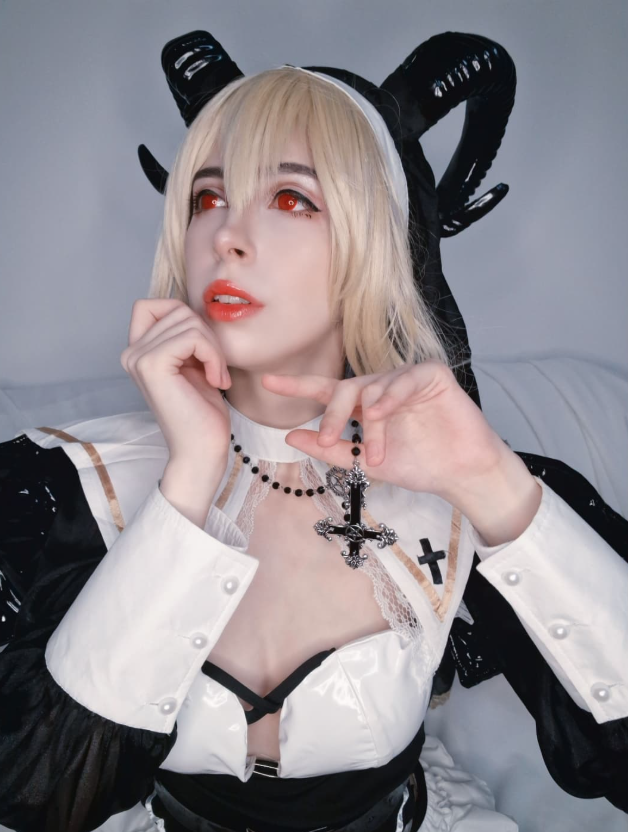 LolliGaia vestita da suora sexy e cattiva