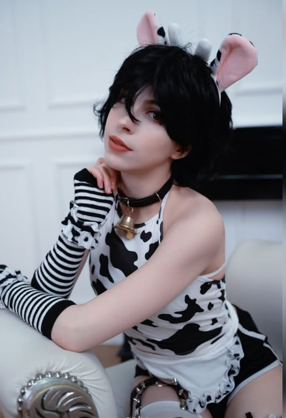 LolliGaia vestita con un sexy costume da mucca da cosplay