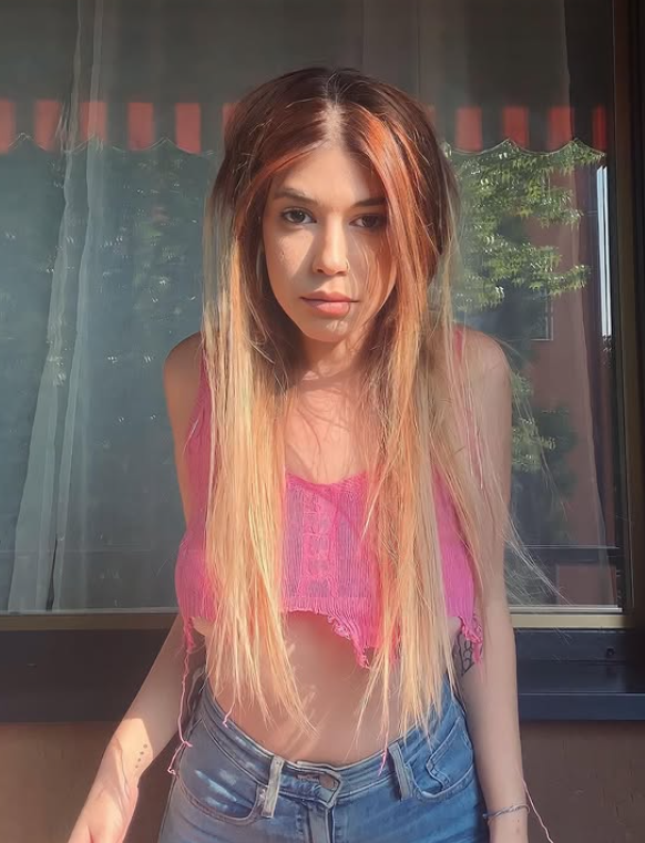 Elisabetta Zaffiro indossa un sexy top corto rosa e jeans blu