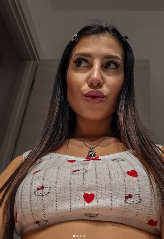 Ilaria Sigaudo vestita con un sexy top bianco