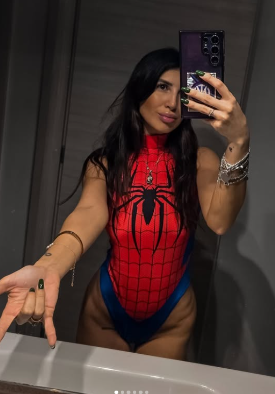Ilaria Sigaudo vestita con un sexy costume da Spider-man