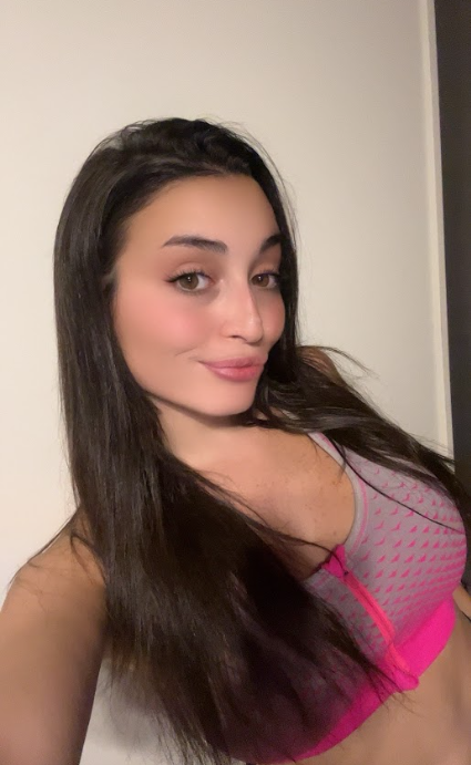 Maria Luna vestita con un sexy reggiseno da palestra viola e rosa