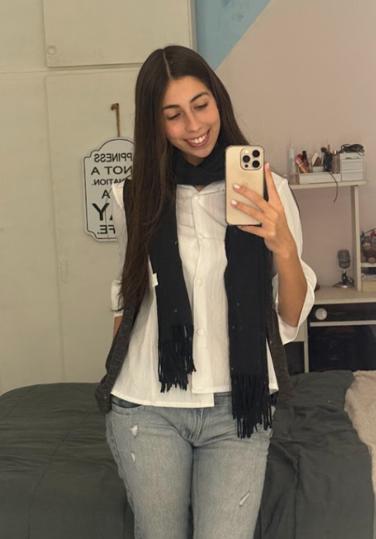 Selena Bloom vestita con una camicia bianca sexy e pantaloni di jeans color cenere