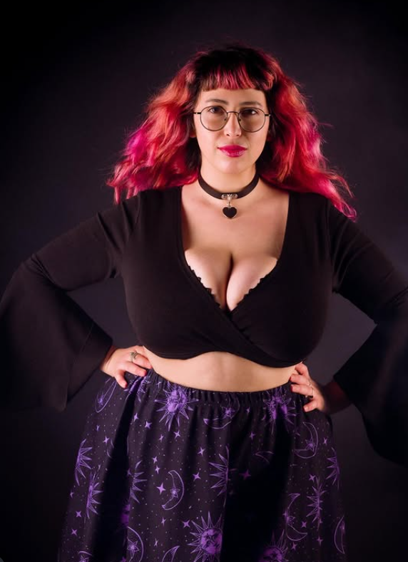 Lina Dreseed con un sexy top corto nero e una gonna viola