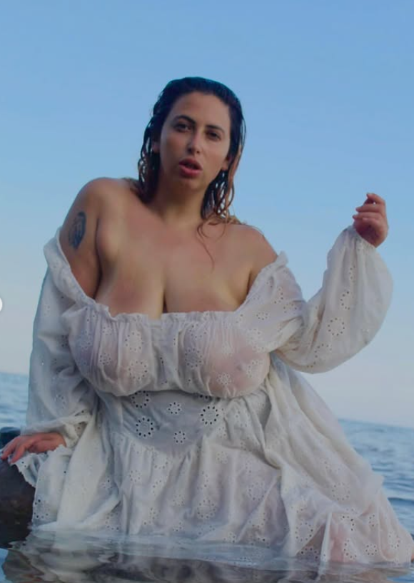Lina indossa un sexy abito bianco in spiaggia