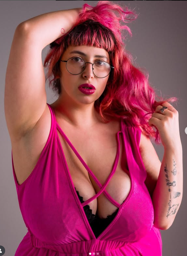 Lina indossa un top rosa sexy e occhiali