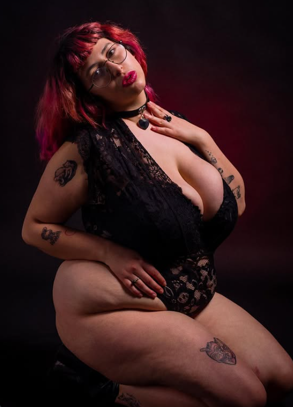 Lina indossa una lingerie nera sexy.