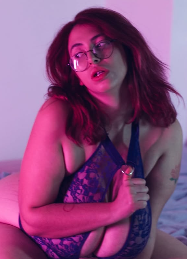 Lina a casa sua e vestita con una lingerie blu sexy