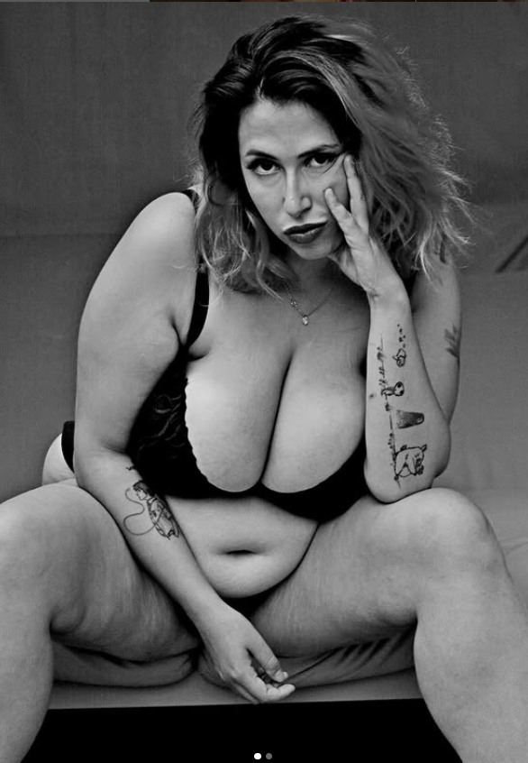 Lina indossa una lingerie nera sexy.