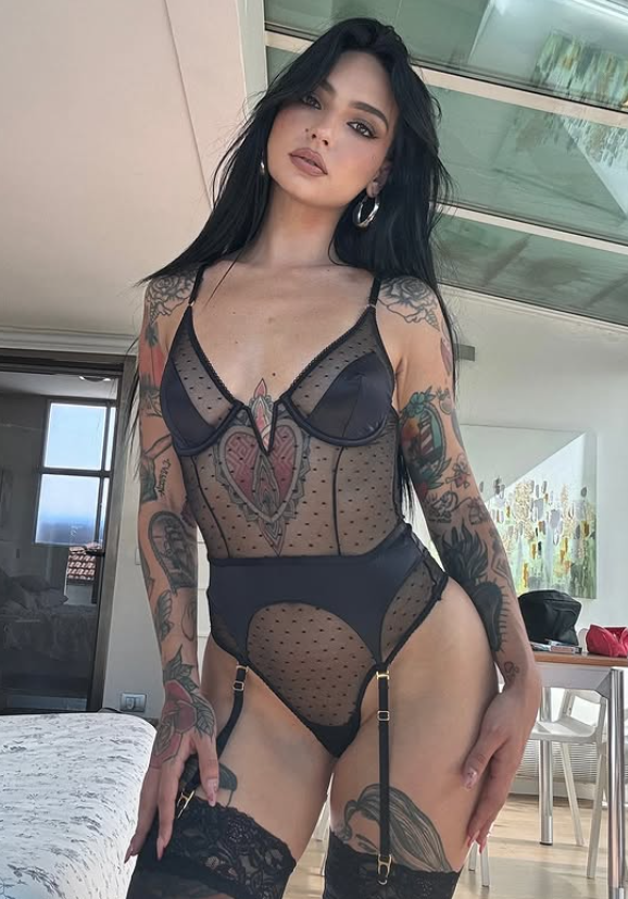 Valeria Carletti indossa una sexy lingerie nera