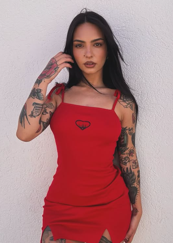 Valeria Carletti indossa un sexy abito corto rosso