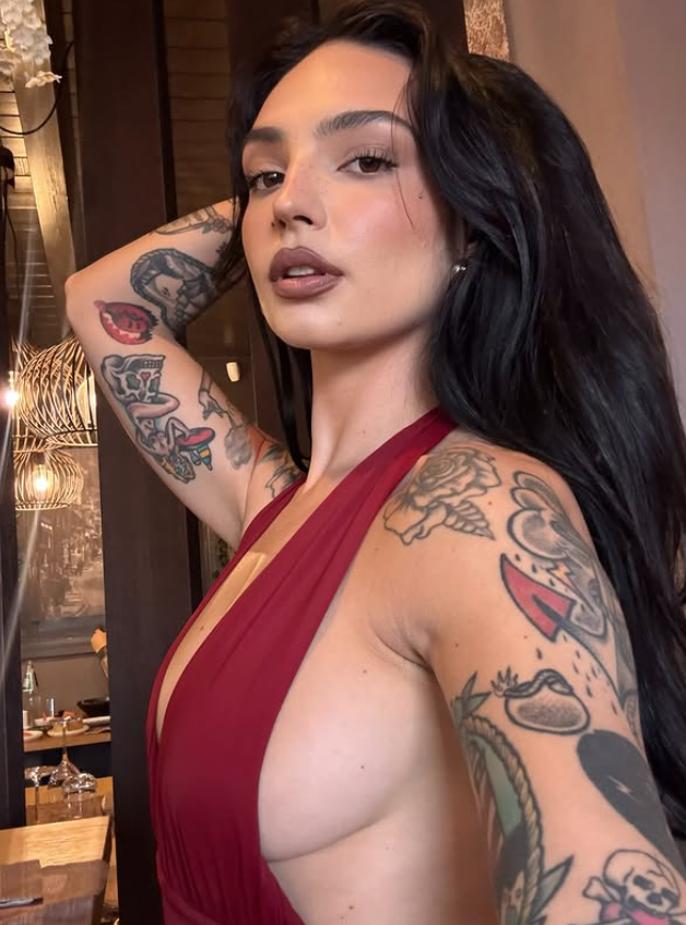 Valeria Carletti indossa un sexy abito rosso.