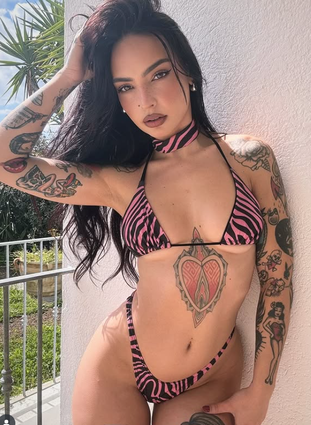 Valeria Carletti vestita con un sexy bikini rosa e nero