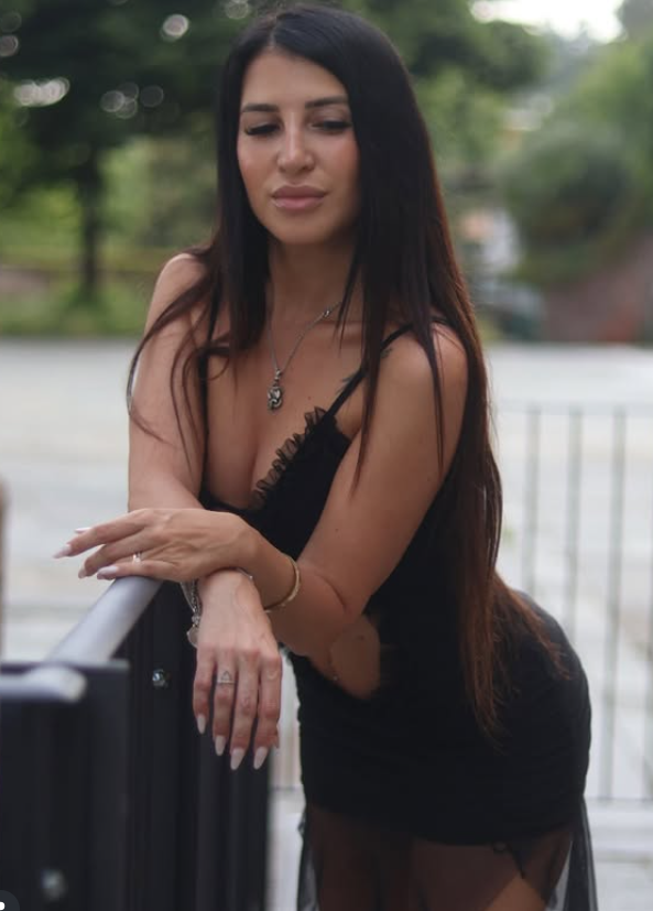 Ilaria Sigaudo vestita con un sexy abito nero