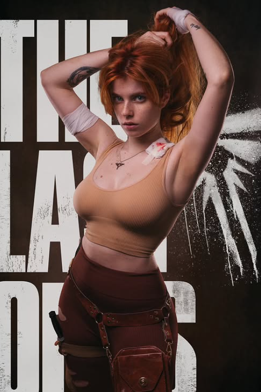 Lucilla Materazzi vestita con un sexy costume da cosplay di Lara Croft marrone