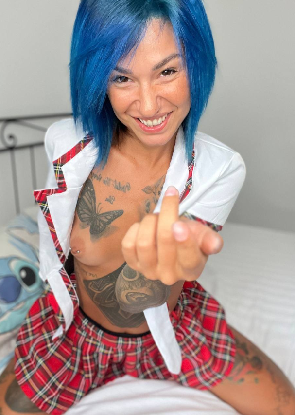 Marika Puffa vestita con un sexy completo da scolaretta bianco e rosso