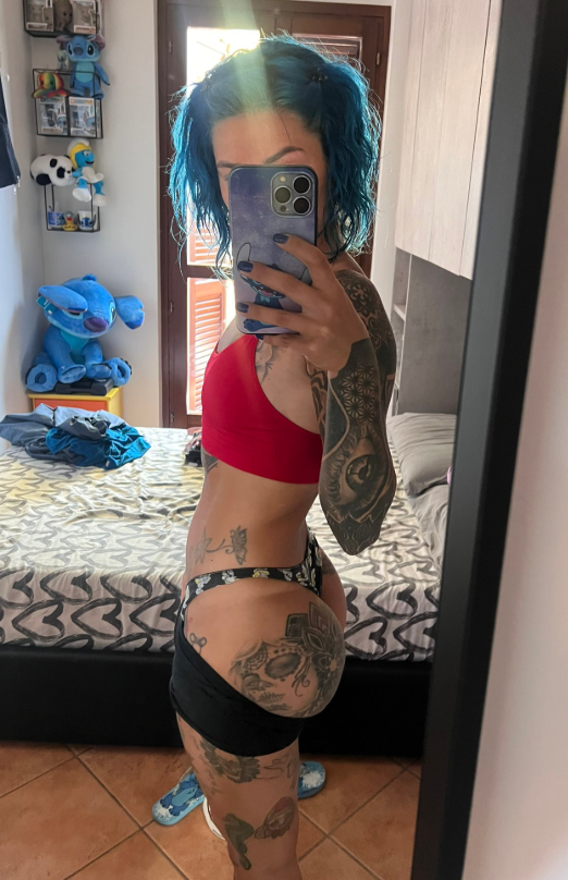 Marika Puffa indossa un sexy top corto rosso e mutandine nere