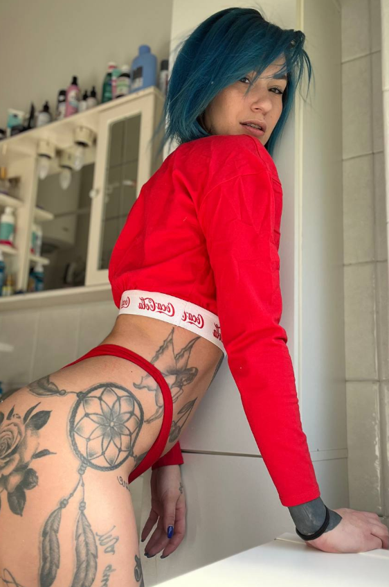 Marika Puffa indossa un sexy top corto rosso e mutandine rosse