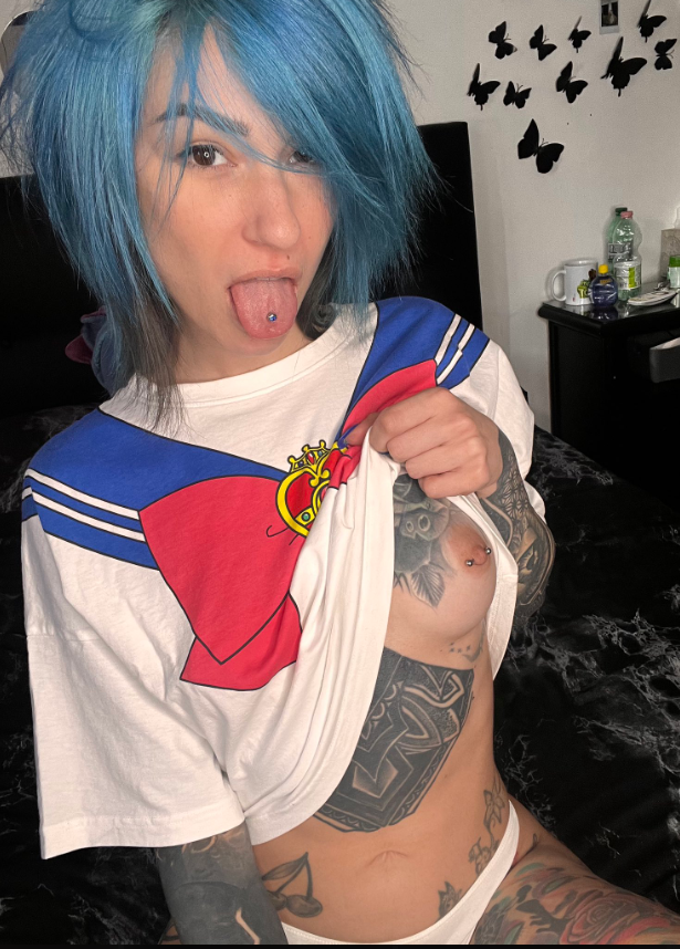 Marika Puffa indossa una sexy maglietta bianca con mutandine larghe